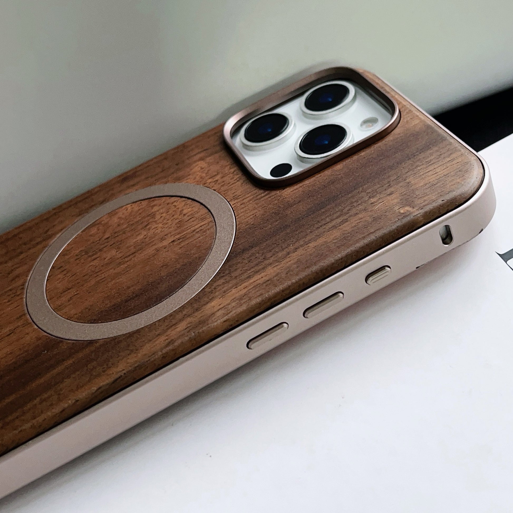 lock-walnut-aluminum-magsafe-iphone-samsung-phone-cases_2