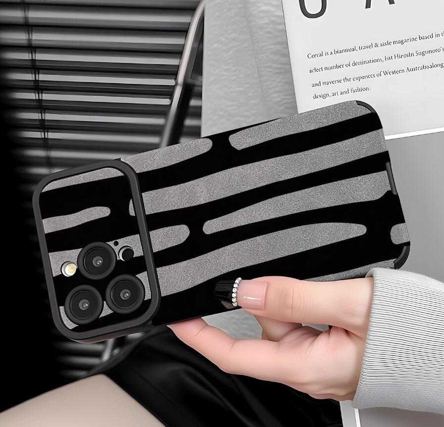 sheepskin-black-stripe-painting-iphone-case-creative_4